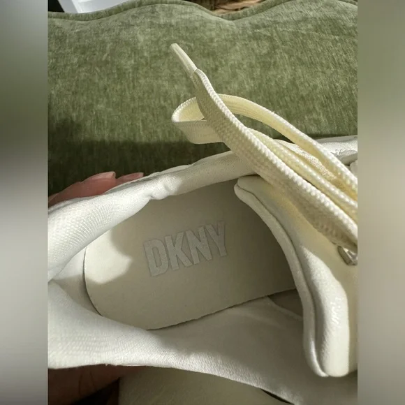 DKNY woman cream/ white sneakers, size 5.5 NWOT - Picture 10 of 12